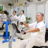 宣光省(原安山县)福宁乡Éo村瑶族青农俱乐部的年长女性向年轻一代传授瑶族锦缎纺织技艺。图：越通社