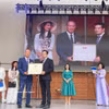 范长江大使向旅居斯洛伐克越南人协会委员会颁发越南祖国阵线中央委员会奖状。图：越通社发。