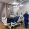 富国岛医院医护人员正在对事故伤员进行救治和治疗。图自越通社 