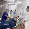 富国特区领导前往富国岛医院，看望正在接受治疗和护理的事故伤员。图片：越通社发 