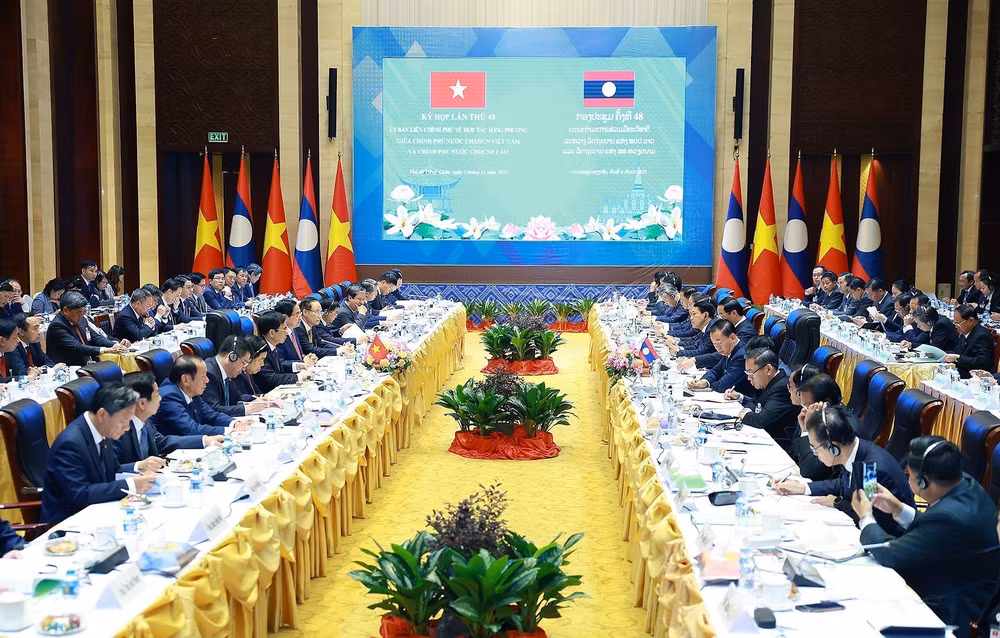 vna-potal-thu-tuong-va-thu-tuong-lao-dong-chu-tri-ky-hop-lan-thu-48-uy-ban-lien-chinh-phu-ve-hop-tac-song-phuong-viet-nam-lao-8447692.jpg