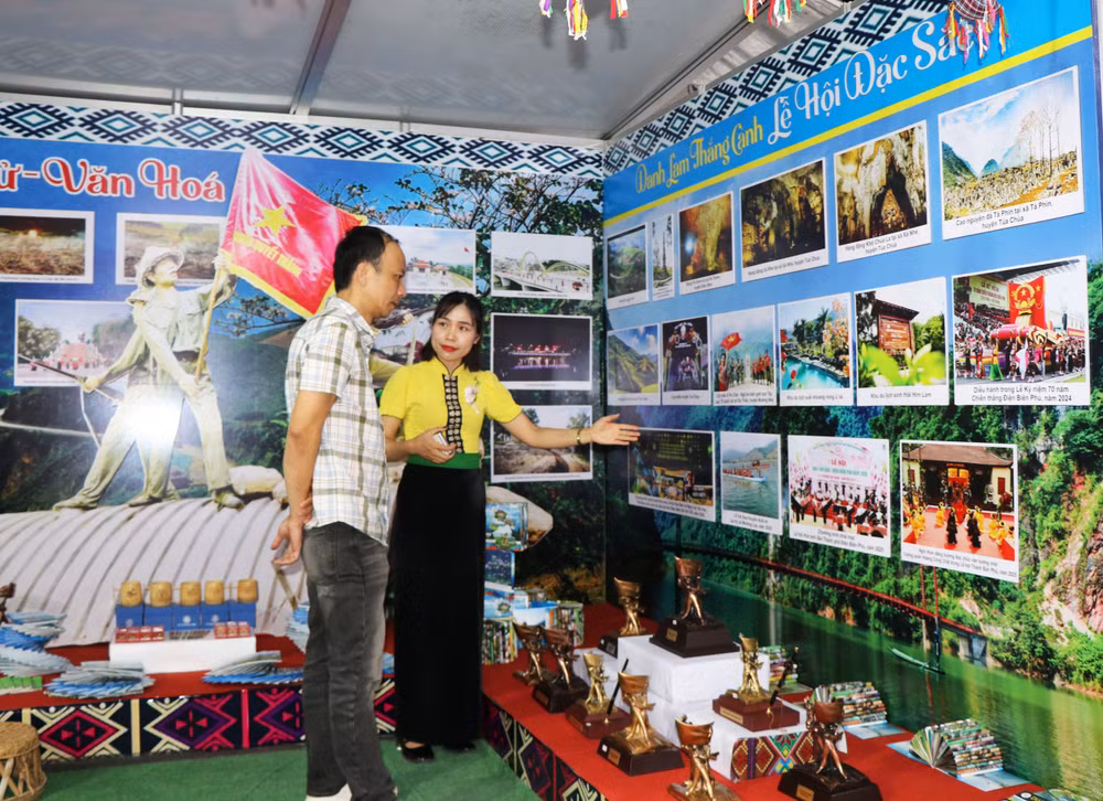 du-khach-tham-quan-trung-bay-ttxvn.jpg
