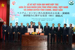 永隆省人民委员会与日本爱媛县政府举行了合作备忘录签署仪式。图自越通社
