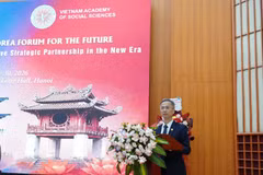 越南社会科学翰林院副院长邓春青博士发表讲话。图自越通社