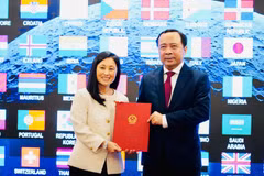 越南科学技术部部长武海军代表越南接受了美国驻越南大使詹妮弗·威克斯（Jennifer Wicks）移交的协定文本。（越南科技部供图）