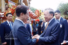 越共中央总书记、国家主席苏林为韩国总统李在明送行。图自越通社