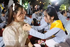盂兰节别胸花仪式。图自越通社