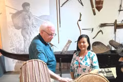 美国退伍军人罗伯特·安布罗斯·康纳参观胡志明市历史博物馆。图自sggp.org.vn