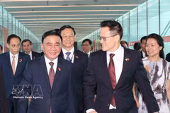 越共中央书记处常务书记陈锦秀抵达樟宜机场 开始访新之旅