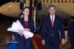 越南财政部部长吴文俊前往内排国际机场迎接列支敦士登公国首相布丽吉特·哈斯。图自越通社
