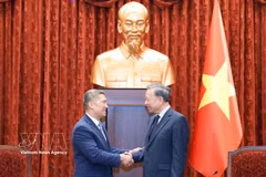 越共中央总书记、国家主席苏林与美国代理海军部长高雄。图自越通社