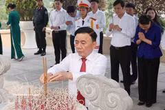 越共中央书记处常务书记陈锦秀向陈富总书记上香。图自越通社