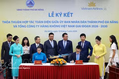 岘港市人民委员会与越南国家航空公司在岘港市行政中心签署2026-2030年阶段全面合作协议备忘录。图自越通社