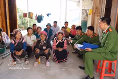 华奔乡公安力量向民众宣传选举日的重要性以及公民的权利和责任。图自越通社