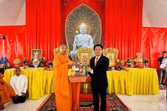 越南驻孔敬总领事丁黄灵强调，华严寺是一项文化工程，体现了旅泰越南人社群的团结协作，所在国人民的支持以及当地政府的帮助。图自baoquocte.vn