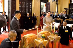 玛哈·哇集拉隆功国王和王后举行烛光仪式。图自越通社