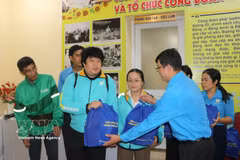 胡志明市工会劳动者咨询与支持中心代表向处境艰难的网约车司机赠送慰问品。图自越通社