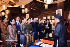 越南政府总理黎明兴夫人与老柬泰三国总理夫人听取越南书法艺术的介绍。图自越通社