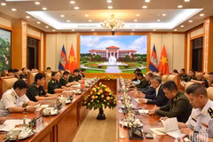 越南人民军副总参谋长黎文向中将与柬埔寨王家军副总司令邵速卡举行会谈。图自qdnd.vn