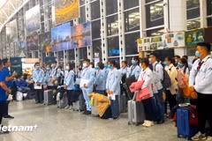 附图：越南员工办理赴海外就业手续。图自Vietnam+