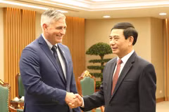 越南政府副总理兼国防部部长潘文江和美国联邦众议员迈克尔·鲍姆加特纳。图自baochinhphu.vn