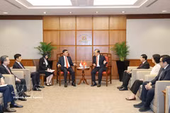 越共中央政治局委员、中央书记处常务书记陈锦秀会见新加坡国会议长谢建平。图自越通社