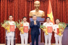 越共中央总书记、国家主席苏林向4名最高人民检察院检察官颁发任命决定书。图自越通社