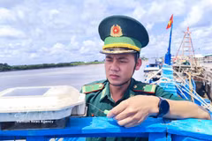 干豪边防检查站站长潘明王少校对渔船VMS设备进行检查。图自越通社