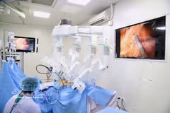 在机器人辅助腹腔镜手术的帮助下，医生们成功完成了复杂的手术。图自越通社