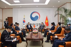 胡志明国家政治学院院长段明训与韩国行政安全部部长尹昊重举行工作会谈。图自越通社