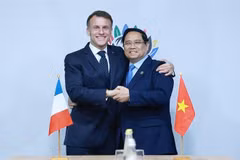 越南政府总理范明政会见法国总统埃马纽埃尔·马克龙。图自越通社
