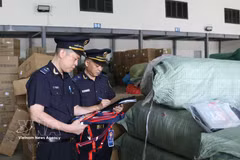 谅山省新清口岸的海关人员在仓库对进口货物进行查验。图自越通社