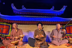 人民艺术家春划（右）、艺术硕士谢幸（中）和艺术家陈旷在充满传统文化特色的Cadao Collective空间进行表演。图自Vietnam+
