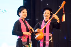 天曲演唱有助于在当代生活中弘扬文化遗产价值。图自越通社