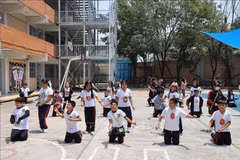 穿着印有越南国旗校服的学生们。图自越通社