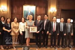 越南财政部工作代表团和国际风险评级公司穆迪（Moody’s）国家风险组副主席兼高级分析师Elisa Parisi-Capone女士合影。图自越通社