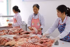 猪肉价格上涨0.8%，使居民消费价格指数上涨0.03个百分点。 图自Vietnam+