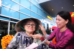 Anex Tour Vietnam代表向俄罗斯游客赠送越南斗笠。图自tuoitre.vn