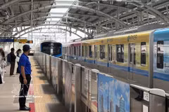 乘客在滨城-仙泉地铁一号线车站候车。图自越通社