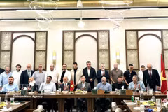 越南驻埃及兼驻黎巴嫩大使阮南杨与黎波里及北黎巴嫩工商、工业和农业商会副主席易卜拉欣·法兹近日共同主持越南—黎巴嫩企业论坛，来自50多家黎巴嫩企业的代表出席论坛。图自越通社
