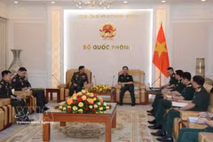 越共中央政治局委员、政府副总理兼国防部部长潘文江大将会见柬埔寨国防部国务秘书布拉克·索万纳大将。图自越通社