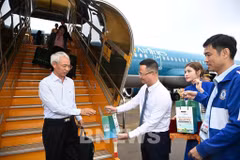 乘坐越航的首批旅客抵达莲姜国际机场。图自BNEWS