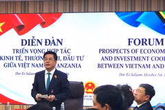 越南国会副主席阮鸿延在论坛上发表讲话。（越南工贸部贸易促进局供图）
