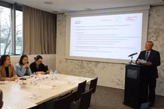 越南政府常务副总理阮和平在瑞士企业协会驻地发表讲话。图自越通社