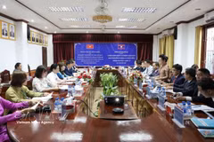 奠边省代表团与老挝波乔省的工作会谈现场。图自越通社
