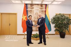 越共中央委员、国会副主席阮尹英上将与立陶宛议会议长尤奥扎斯·奥莱卡斯。图自越通社