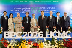 出席2026年商务伙伴城市圆桌会议的各成员城市代表团团长合影。图自越通社