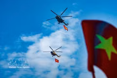 悬挂党旗的直升机在河内上空飞行演练，迎接A80盛典。图自越通社