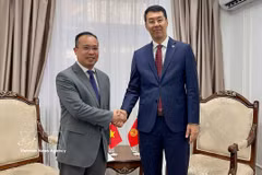 越南驻吉尔吉斯斯坦大使阮成黎和吉尔吉斯斯坦外交部副部长梅德尔·阿巴基罗夫。图自越通社