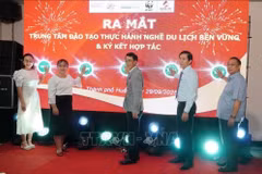 可持续旅游践行培训中心在顺化揭牌。图自越通社